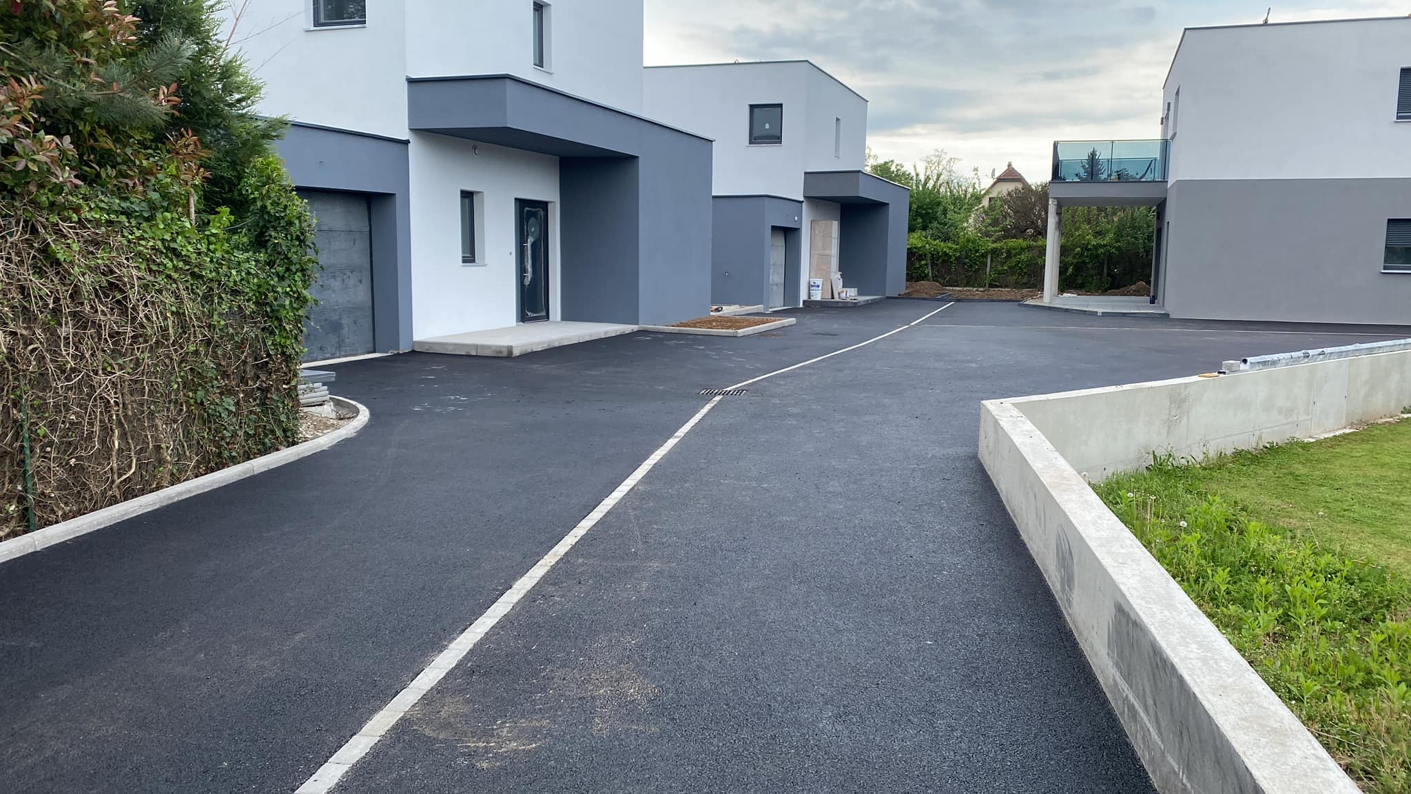 Quels sont les avantages d’un enrobé drainant pour les parkings et zones commerciales ? Cernay