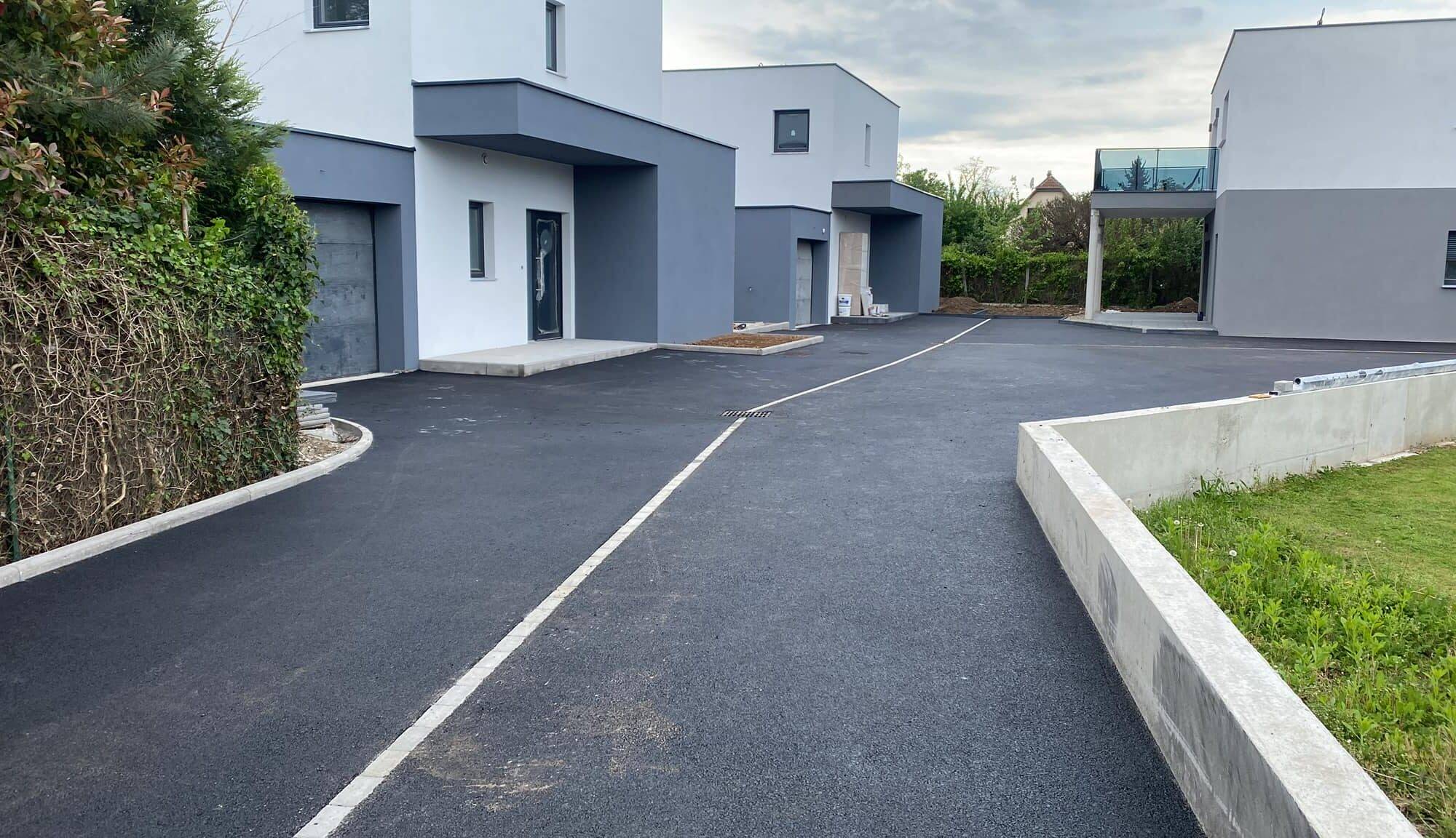 Quels sont les avantages d’un enrobé drainant pour les parkings et zones commerciales ? Cernay